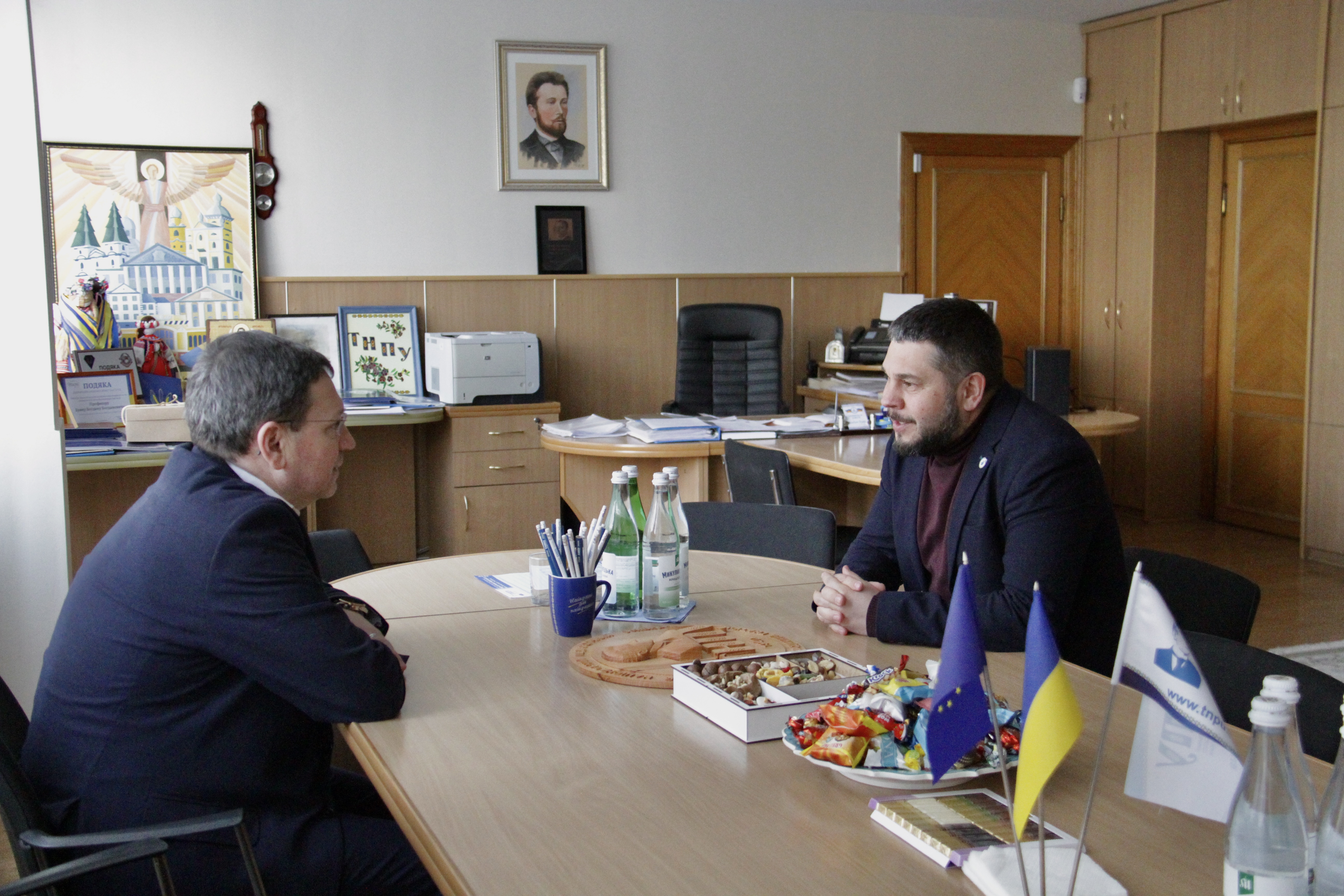 Rektor_profesor_Bohdan_Buiak_ta_predstavnyk_upovnovazhenoho_z_prav_liudyny_Oleksandr_Krynytskyi